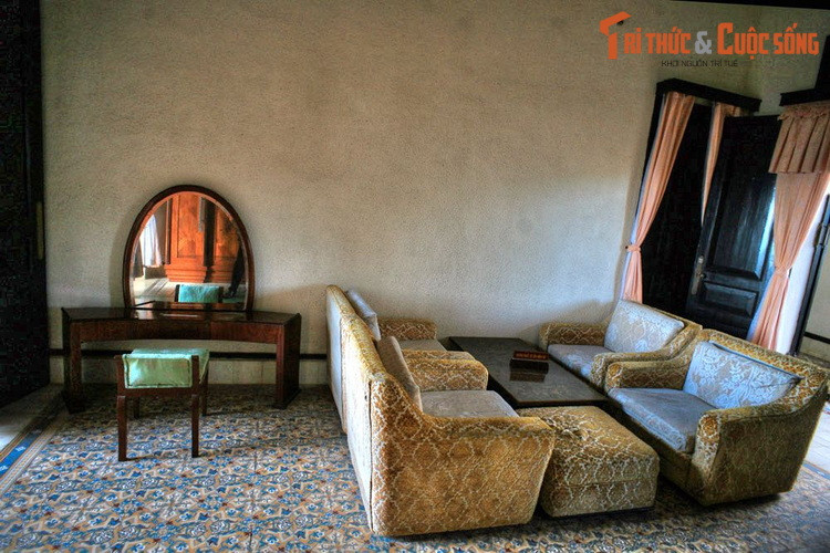 Cuối thập niên 1940, Thành Thái được đưa về quản thúc ở Sài Gòn. Khi có cơ hội, ông đã về Vũng Tàu tìm người tình xưa. Họ mừng mừng tủi tủi vì phận vợ chồng vẫn nặng nghĩa đậm duyên. Hạnh phúc của Thành Thái còn được nhân đôi khi lần đầu gặp mặt con gái sau hơn 30 năm xa cách...