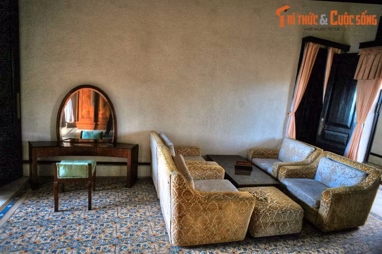 Cuối thập niên 1940, Thành Thái được đưa về quản thúc ở Sài Gòn. Khi có cơ hội, ông đã về Vũng Tàu tìm người tình xưa. Họ mừng mừng tủi tủi vì phận vợ chồng vẫn nặng nghĩa đậm duyên. Hạnh phúc của Thành Thái còn được nhân đôi khi lần đầu gặp mặt con gái sau hơn 30 năm xa cách...