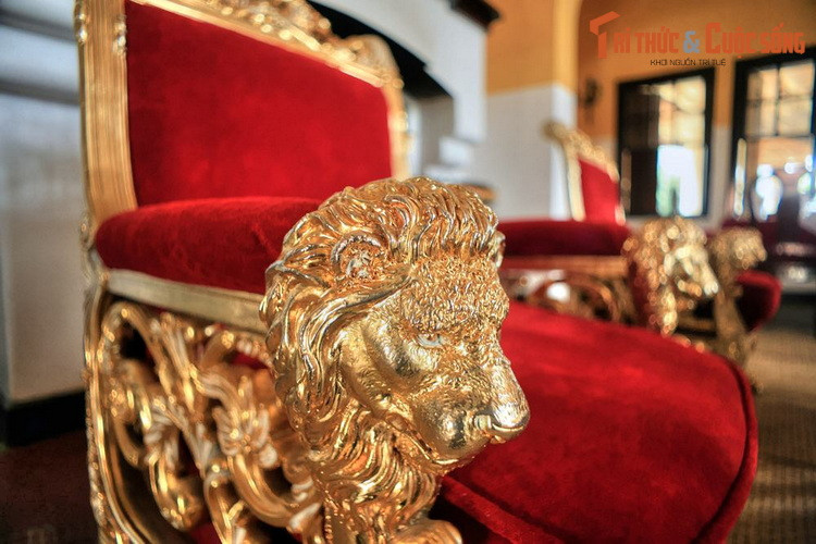 Bà Phi Ánh đã sinh cho Bảo Đại hai người con, một gái và một trai. Sau khi vị "Quốc trưởng" bị phế truất và sang Pháp tị nạn năm 1955, cuộc đời Phi Ánh rơi vào bi kịch. Dinh thự mà người tỉnh để lại cho bà bị tịch thu. Bà đi bước nữa nhưng cuộc hôn nhân không hạnh phúc...