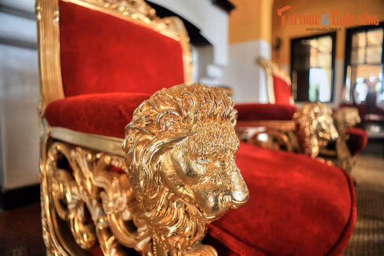 Bà Phi Ánh đã sinh cho Bảo Đại hai người con, một gái và một trai. Sau khi vị "Quốc trưởng" bị phế truất và sang Pháp tị nạn năm 1955, cuộc đời Phi Ánh rơi vào bi kịch. Dinh thự mà người tỉnh để lại cho bà bị tịch thu. Bà đi bước nữa nhưng cuộc hôn nhân không hạnh phúc...