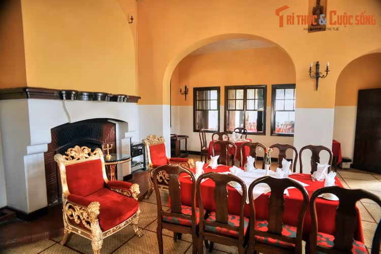 Vào năm 1950, Bảo Đại đã mua lại biệt thự này từ một công chức Pháp để tặng cho bà Lê Thị Phi Ánh - một người vợ không chính. Họ gặp gỡ và phải lòng nhau ở Đà Lạt, khi cựu hoàng về nước và nhận chức “Quốc trưởng” trong chính quyền bù nhìn thân Pháp.