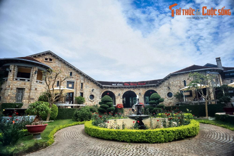 3. TP Đà Lạt có một tòa biệt thự mang kiểu dáng kiến trúc rất độc đáo nằm tại số 1A và 1B, đường Quang Trung. Công trình mô phỏng kiến trúc vùng Basques (Tây Ban Nha), được xây dựng vào năm 1928, là địa điểm gắn với một câu chuyện tình ái mùi mẫn của cựu hoàng Bảo Đại.