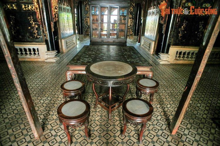 Năm 1929, sau cuộc găm định mệnh, cặp đôi Hoa - Pháp về sống chung ở dinh thự họ Huỳnh. Khi Huỳnh Thuỷ Lê ngỏ lời muốn cưới vợ, gia đình kịch liệt phản đối vì không chấp nhận cô con dâu ngoại quốc. Huỳnh đã phải chia tay Margueritte. Cô gái đau đớn lên tàu về Pháp năm 18 tuổi.