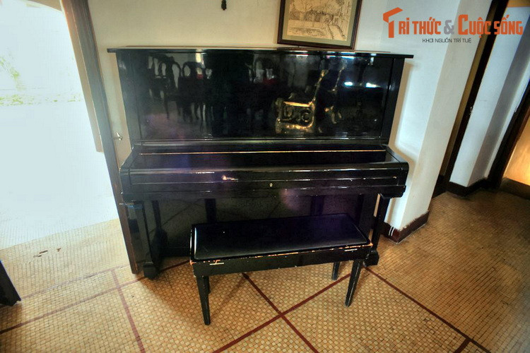 Theo một giai thoại, sau lần đầu gần gũi cùng người đẹp, cựu hoàng đã “tặng” cho bà một số tiền lớn. Vốn là người xuất thân danh giá, Phi Ánh đã tát nhân tình thẳng tay và từ chối nhận tiền. Lúc ấy Bảo Đại "hiểu chuyện", không những không phẫn nộ mà càng yêu quý Phi Ánh hơn.