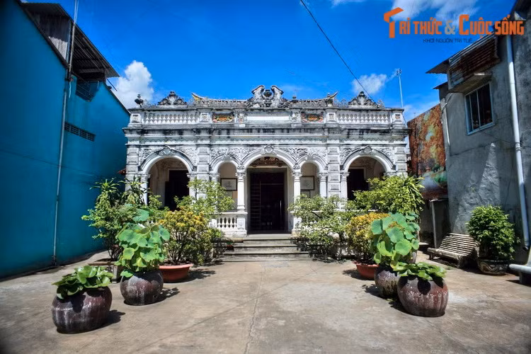 1. Tọa lạc tại số 255A, đường Nguyễn Huệ, phường 2, thành phố Sa Đéc, tỉnh Đồng Tháp, dinh thự Huỳnh Thủy Lê nổi tiếng với kiến trúc độc đáo cùng một câu chuyện tình không biên giới giữa thiếu gia người gốc Hoa Huỳnh Thủy Lê và thiếu nữ 15 tuôi người Pháp Marguerite Duras.