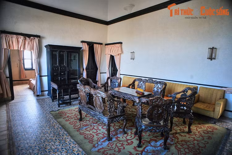 Vua Thành Thái đã có những phút giây hạnh phúc bên người vợ mới cưới ở Bạch Dinh trong thời kỳ u ám của cuộc đời. Tiếc rằng khoảng thời gian này kéo dài không lâu. Đến nǎm 1916, ông bị đày ra đảo Réunion, để lại người vợ hiền đang mang thai ba tháng cùng tòa dinh thự màu trắng.