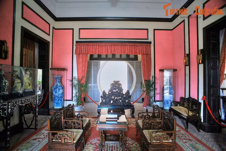 Theo đó, trong một lần tham dự lễ hội ở làng Phước Thọ, vua đã phải lòng cô gái có nhan sắc mặn mà tên là Trần Thị Đê. Vị cựu hoàng đã chu đáo chuẩn bị lễ vật để đưa dâu về Bạch Dinh. Hôn lễ diễn ra sau đó không lâu dù ban đầu cô Đê từ chối vì “không nỡ sống xa mẹ, xa cha”.