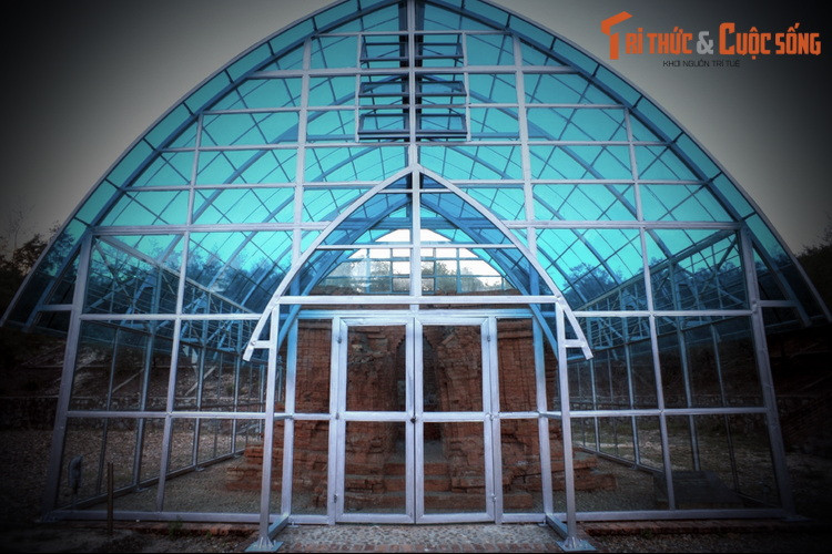 Vào tháng 4/2001 tại điểm khai thác quặng titan số 3 trên bờ biễn xã Phú Diên, một nhóm công nhân của Xí nghiệp Titan II đã tình cờ phát hiện một công trình kiến trúc độc đáo bằng gạch nằm sâu dưới lòng cát. Việc tiến hành khai quật chính thức được thực hiện vào tháng 9 cùng năm.