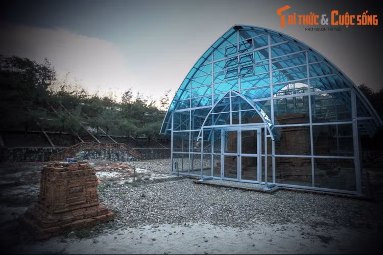 Tiếp đến, ngày 30/5/2022, Liên minh Kỷ lục Thế giới (WorldKings) có quyết định xác lập Kỷ lục Thế giới cho Tháp Phú Diên với tiêu chí “tháp Chăm cổ bằng gạch chìm sâu dưới cồn cát ven biển được khai quật và bảo tồn đầu tiên trên thế giới”.