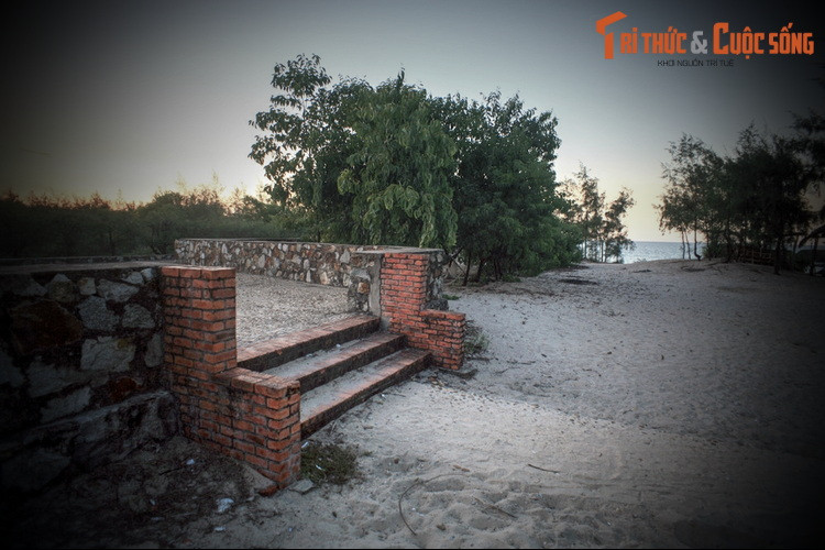 Tháp nằm sâu dưới lòng cồn cát từ 5-7 mét, thấp hơn mực nước biển 3-4 mét và chỉ cách mép nước biển 120 mét. Đây là một vị trí rất đặc biệt so với các tháp Chăm còn tồn tại ở Việt Nam. Phần lớn các tháp Chăm này đều nằm trên các đỉnh đồi và cách xa bờ biển.