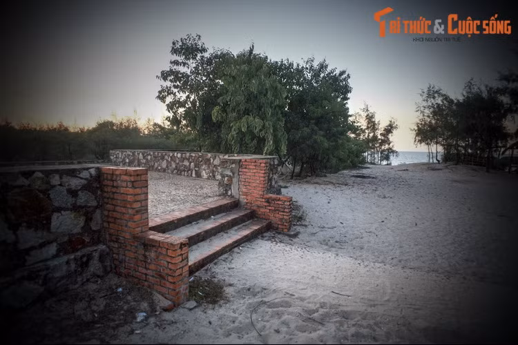 Tháp nằm sâu dưới lòng cồn cát từ 5-7 mét, thấp hơn mực nước biển 3-4 mét và chỉ cách mép nước biển 120 mét. Đây là một vị trí rất đặc biệt so với các tháp Chăm còn tồn tại ở Việt Nam. Phần lớn các tháp Chăm này đều nằm trên các đỉnh đồi và cách xa bờ biển.