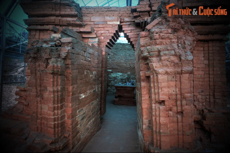 Tháp có bốn cửa, gồm một cửa chính và ba cửa còn lại là cửa giả. Trong lòng tháp có một Yoni (sinh thực khí nữ) bằng đá hình vuông, ở giữa còn một cái gờ hình tròn là chân đế cho một Linga (sinh thực khí nam).