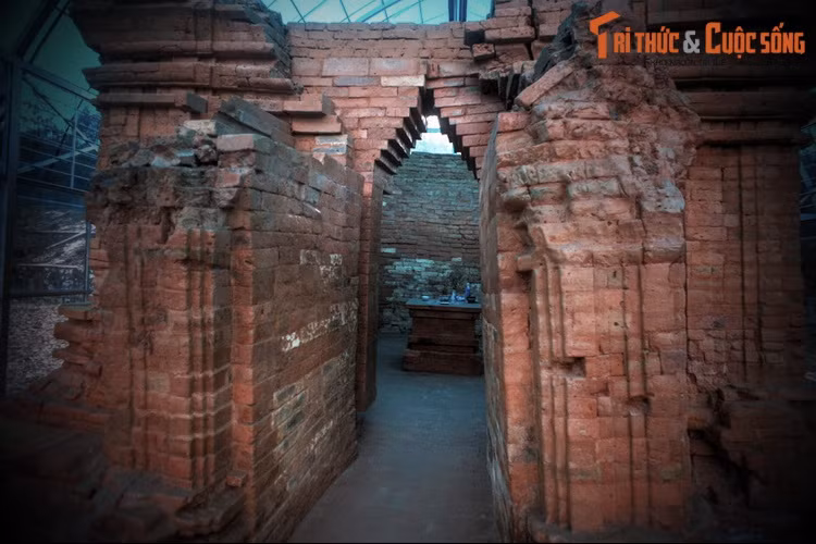 Tháp có bốn cửa, gồm một cửa chính và ba cửa còn lại là cửa giả. Trong lòng tháp có một Yoni (sinh thực khí nữ) bằng đá hình vuông, ở giữa còn một cái gờ hình tròn là chân đế cho một Linga (sinh thực khí nam).