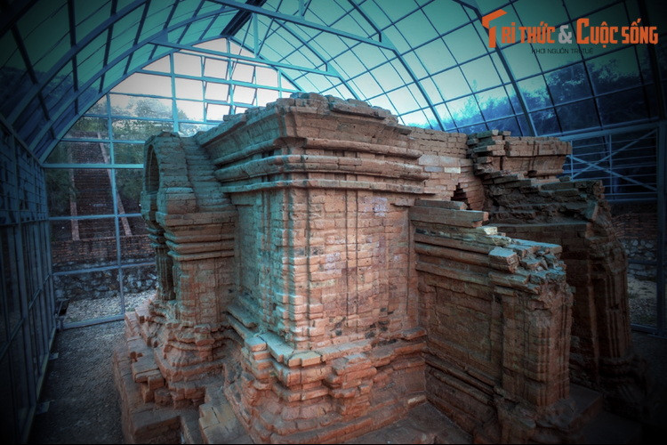 Sau khi phát lộ, tòa tháp đã được bảo vệ bằng các biện pháp như: xây dựng nhà che mưa nắng, khoanh vùng, dựng nhiều cột gỗ chống nghiêng đổ, xây đê bao tránh cát bay vùi lấp và chặn nước xói mòn…