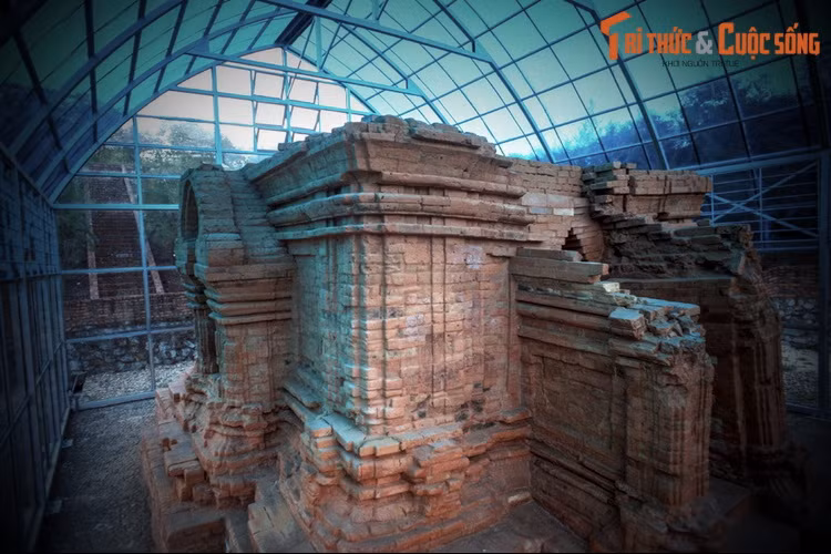 Sau khi phát lộ, tòa tháp đã được bảo vệ bằng các biện pháp như: xây dựng nhà che mưa nắng, khoanh vùng, dựng nhiều cột gỗ chống nghiêng đổ, xây đê bao tránh cát bay vùi lấp và chặn nước xói mòn…