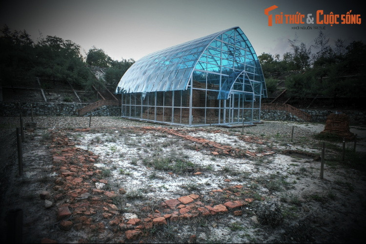 Trước đó, vào ngày 14/3/2022, Tổ chức Kỷ lục Việt Nam (VietKings) đã có quyết định xác lập Kỷ lục Việt Nam cho tháp Phú Diên với tiêu chí là “tháp Chăm cổ chìm sâu dưới cồn cát ven biển được khai quật và bảo tồn đầu tiên tại Việt Nam”.