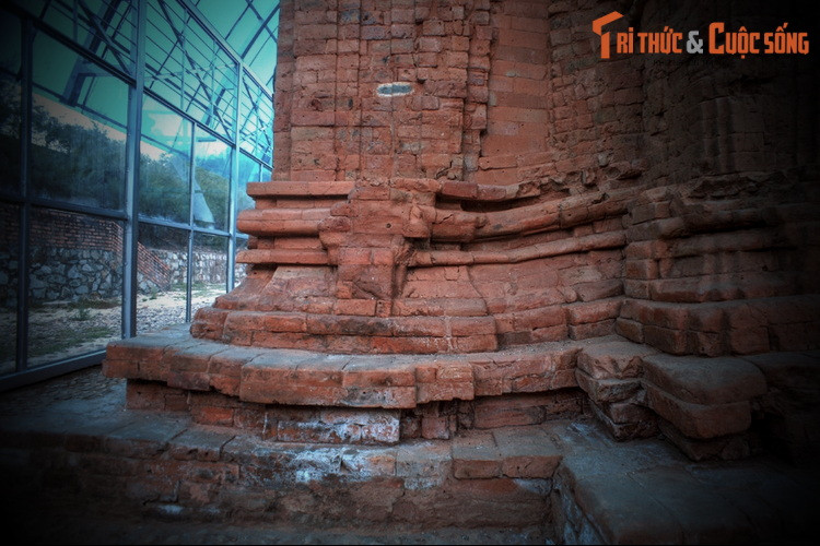 Cấu trúc còn lại của tháp Phú Diên gồm phần móng tháp, đế tháp, chân tháp, thân tháp, diềm mái và lòng tháp. Mặt bằng lớp dưới cùng của tháp dài 8,22 mét, rộng 7,12 mét.