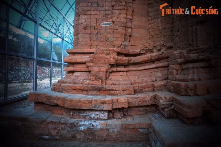 Cấu trúc còn lại của tháp Phú Diên gồm phần móng tháp, đế tháp, chân tháp, thân tháp, diềm mái và lòng tháp. Mặt bằng lớp dưới cùng của tháp dài 8,22 mét, rộng 7,12 mét.