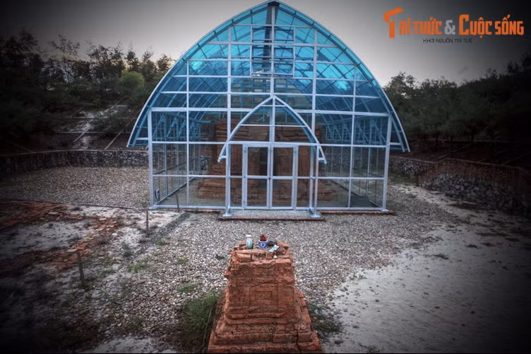 Trong các tháp Chăm ở Việt Nam, tháp Phú Diên là tòa tháp mới nhất được ghi nhận. Di tích này được phát hiện một cách hoàn toàn ngẫu nhiên.