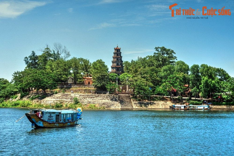 2. Nằm trên đồi Hà Khê, tả ngạn sông Hương, cách trung tâm thành phố Huế khoảng 5 km về phía Tây, chùa Thiên Mụ được mệnh danh là Đệ nhất Quốc tự của Cố đô Huế. Chùa được khởi lập vào năm Tân Sửu (1601), đời chúa Tiên Nguyễn Hoàng – vị chúa Nguyễn đầu tiên ở Đàng Trong.