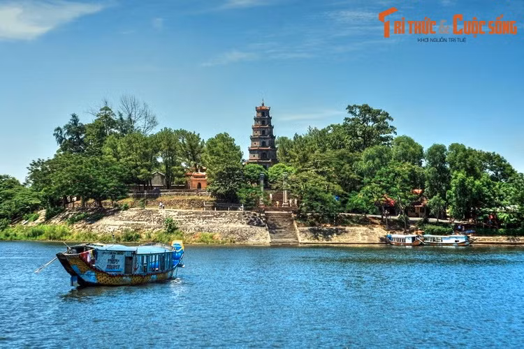 2. Nằm trên đồi Hà Khê, tả ngạn sông Hương, cách trung tâm thành phố Huế khoảng 5 km về phía Tây, chùa Thiên Mụ được mệnh danh là Đệ nhất Quốc tự của Cố đô Huế. Chùa được khởi lập vào năm Tân Sửu (1601), đời chúa Tiên Nguyễn Hoàng – vị chúa Nguyễn đầu tiên ở Đàng Trong.