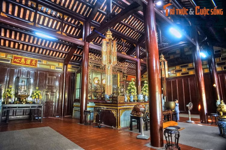 Bên cạnh những công trình kiến trúc độc đáo, chùa Thiên Mụ còn lưu giữ nhiều cổ vật quý giá về mặt lịch sử và nghệ thuật như chuông đồng, những bức tượng Phật, Hộ pháp… hay những hoành phi, câu đối. Ngày nay, chùa là điểm đến không thể bỏ qua với mỗi du khách khi đến thăm xứ Huế.