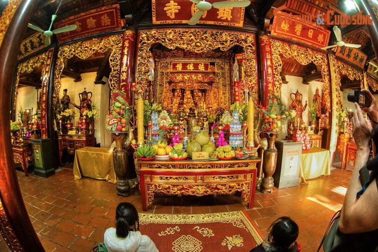 Khu chùa chính có sự sắp xếp trình tự và theo nguyên tắc khắt khe của Phật giáo, gồm Tiền đường, nhà thiêu hương và thượng điện nối thành hình chữ Công (工). Chùa từng đón các vị nguyên thủ Ấn Độ và Nga tới thăm vào các năm 1959, 2008 và 2010.