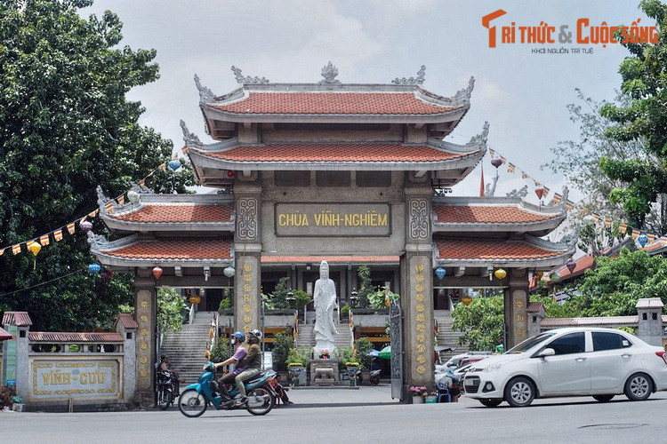 3. Tọa lạc tại số 339 Nam Kỳ Khởi Nghĩa, chùa Vĩnh Nghiêm là công trình tôn giáo nổi tiếng bậc nhất của TP. HCM cũng như toàn miền Nam. Chùa được khởi công năm 1964, lấy cảm hứng thiết kế từ một ngôi chùa gỗ cùng tên là chùa Vĩnh Nghiêm tỉnh Bắc Giang.