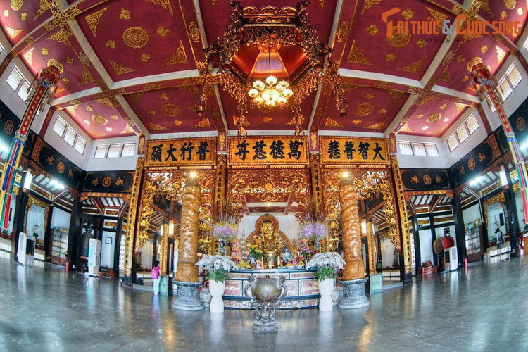 Công trình trung tâm là Phật điện được bố cục kiểu chữ công (工). Chính giữa Phật điện là bàn thờ Phật Thích Ca. Hai bên có Bồ Tát Văn Thù (bên trái) và Bồ Tát Phổ Hiền (bên phải). Hậu cung của Phật điện gian có thờ Tổ và những vĩ nhân có công với đất nước.