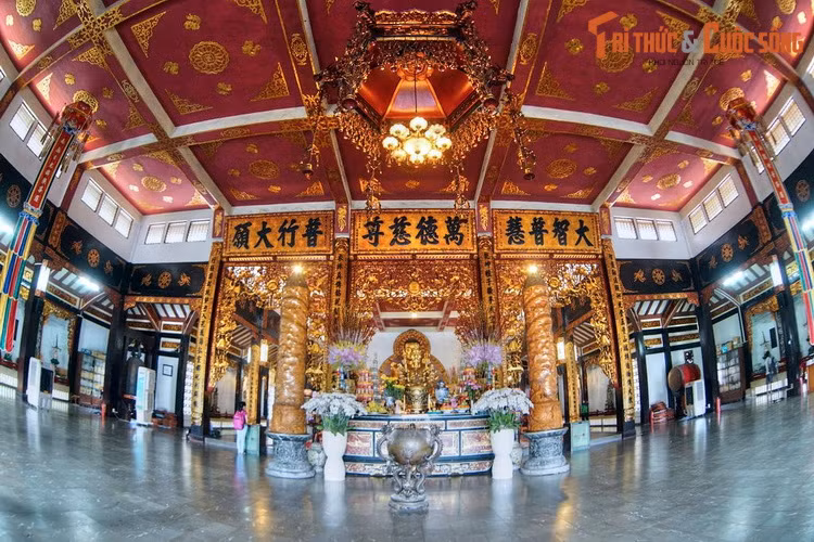 Công trình trung tâm là Phật điện được bố cục kiểu chữ công (工). Chính giữa Phật điện là bàn thờ Phật Thích Ca. Hai bên có Bồ Tát Văn Thù (bên trái) và Bồ Tát Phổ Hiền (bên phải). Hậu cung của Phật điện gian có thờ Tổ và những vĩ nhân có công với đất nước.