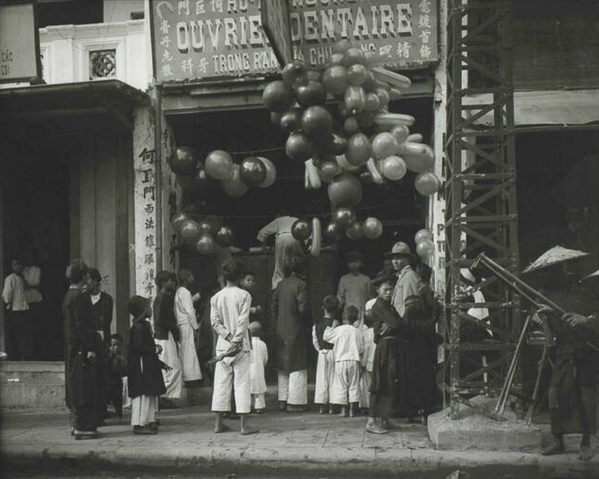 Một cửa hàng ở Hà Nội bán bóng bay trang trí ngày Tết. Ảnh chụp tháng 1 năm 1928.