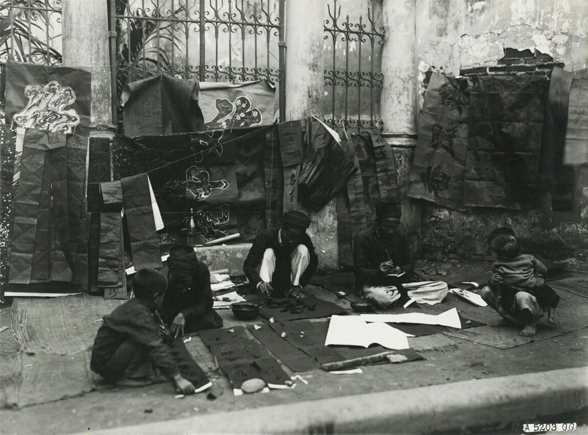 Xin câu đối ngày Tết là phong tục truyền thống từ bao đời nay của người Việt.