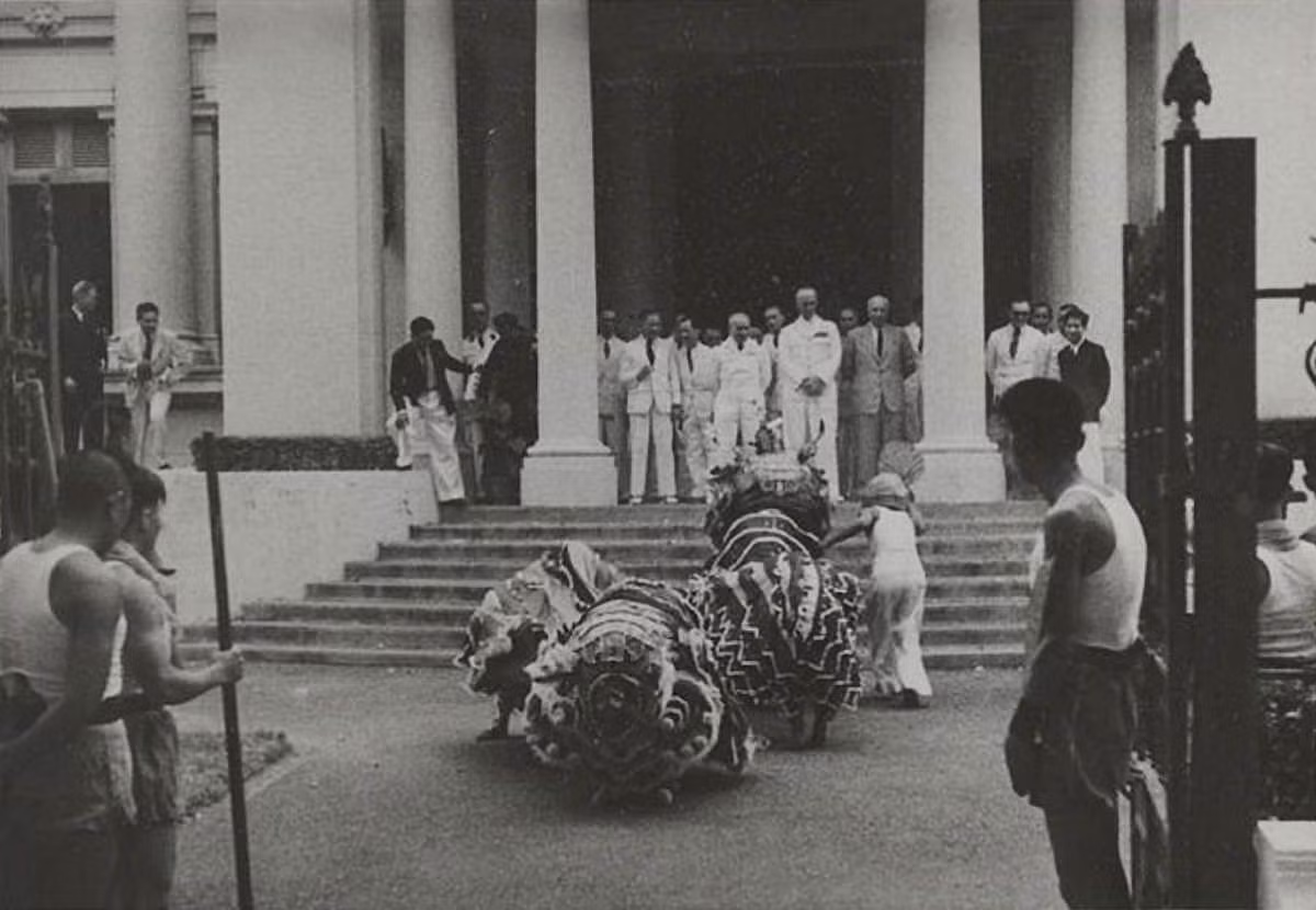 Hình ảnh múa lân ngày Tết năm 1948 ở Sài Gòn.