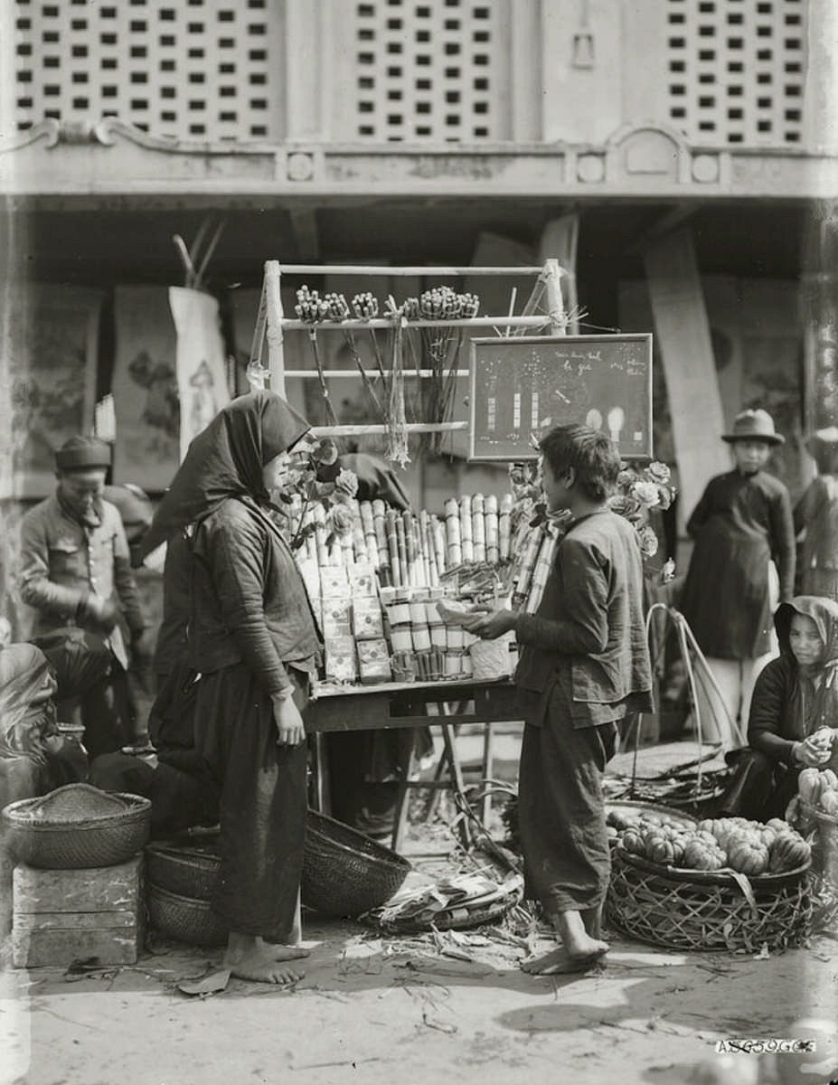 Không khí sắm Tết ở Hà Nội năm 1930. Thời điểm này, pháo vẫn chưa bị cấm ở Việt Nam.