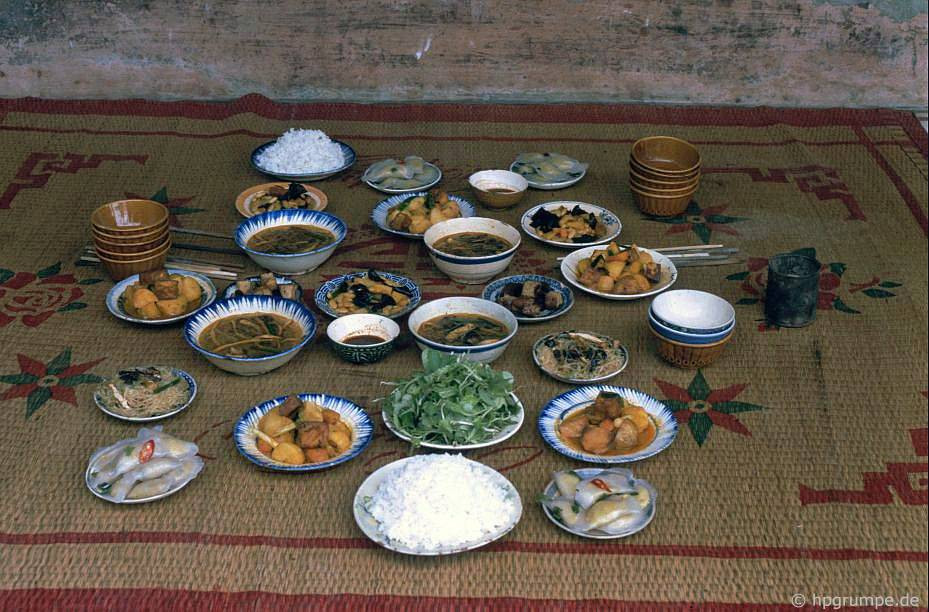 Sau khi hết nhang, người dân thụ lộc.