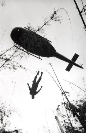 Chiếc trực thăng di tản ném xác một lính dù Mỹ gần biên giới Campuchia trong chiến tranh Việt Nam năm 1966.