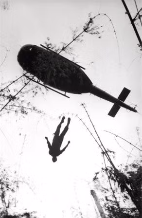 Chiếc trực thăng di tản ném xác một lính dù Mỹ gần biên giới Campuchia trong chiến tranh Việt Nam năm 1966.