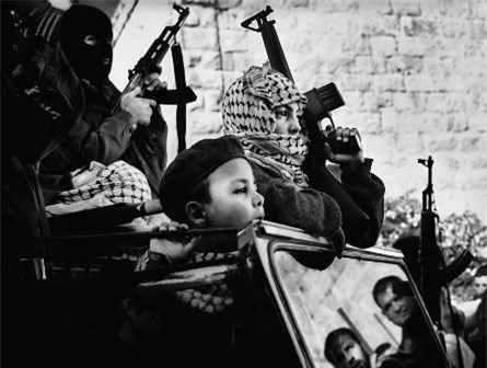 Những tay súng trẻ em trong đám tang một chiến binh người Palestine năm 2002.