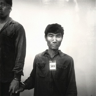Tù nhân số 389 bị Khmer Đỏ bắt giữ trong những năm cuối 1970 khi nạn diệt chủng Pol Pot ở Campuchia đang hoành hành khiến hơn 2 triệu dân thường thiệt mạng.