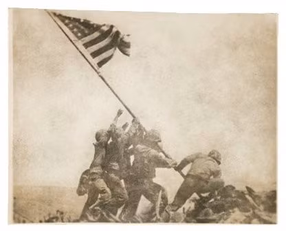 Những người lính Mỹ đang giương cao ngọn cờ chiến thắng quân phát xít Đức năm 1945.