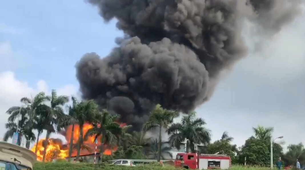 Vị trí đám cháy được xác định kho hàng thuộc cảng Đức Giang nằm sát sông Đuống xa khu vực dân cư.