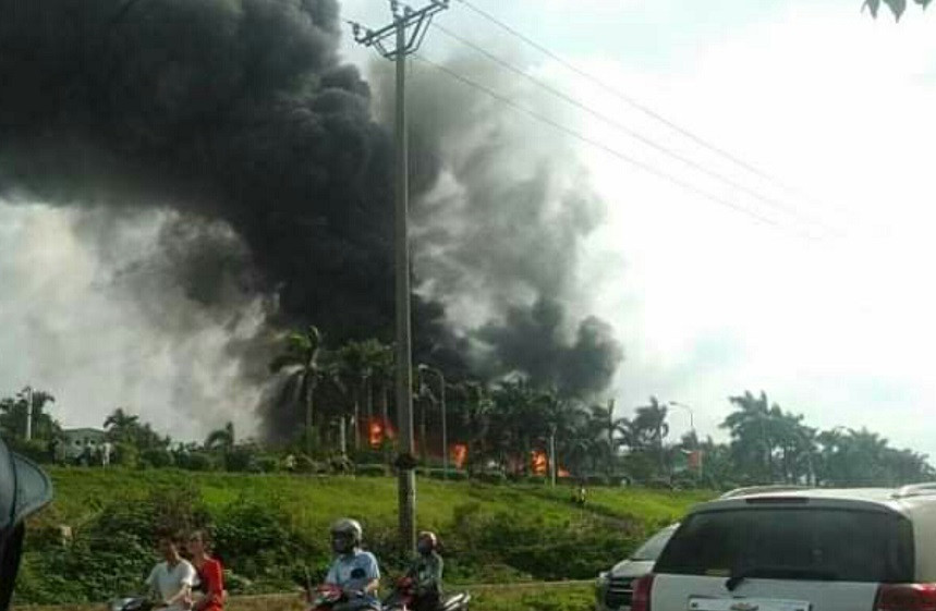 Hiện nguyên nhân vụ cháy dữ dội khu nhà kho ở Hà Nội đang được cơ quan chức năng điều tra, làm rõ.