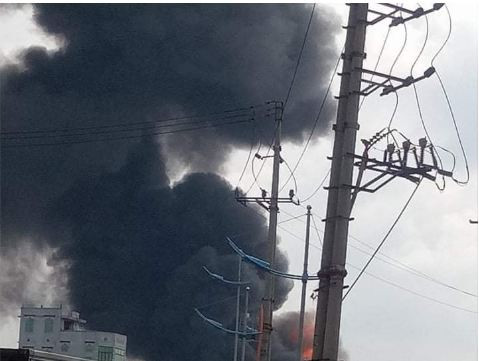 Nhận được tin báo, Trung tâm 114 thành phố Hà Nội đã huy động tối đa xe cứu hoả chuyên dụng, cùng cán bộ chiến sĩ đến hiện trường chữa cháy. 