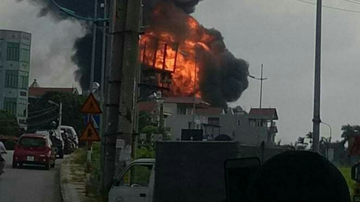 Lãnh đạo Phòng Cảnh sát phòng cháy chữa cháy và cứu nạn cứu hộ - Công an Hà Nội cho biết, lực lượng chức năng đang dập lửa tại kho hóa chất sơn kể trên. 