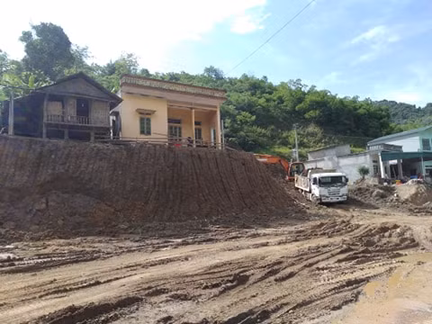 Nang cap duong tinh 435 khien nhieu ho dan phai di doi, chinh quyen len tieng