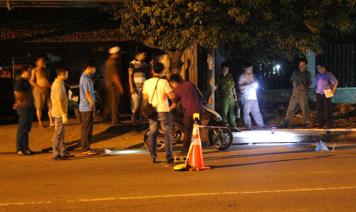 CQĐT trắng đêm khám nghiệm hiện trường vụ án mạng.