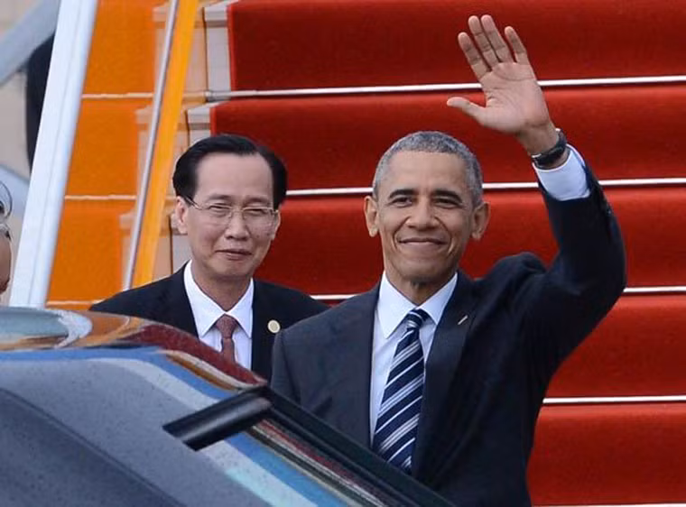 Trước khi bước lên xe rời sân bay, ông chủ Nhà Trắng một lần nữa vẫy tay chào mọi người với nụ cười đầy thân ái. Ảnh Việt Dũng/SGGPO