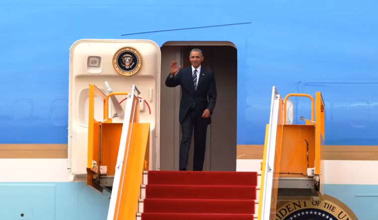 Đúng 16h ngày 24/5, chuyên cơ chở Tổng thống Barack Obama đáp xuống sân bay Tân Sơn Nhất. Người đứng đầu Nhà Trắng rạng rỡ vẫy tay chào những người có mặt tại sân bay.