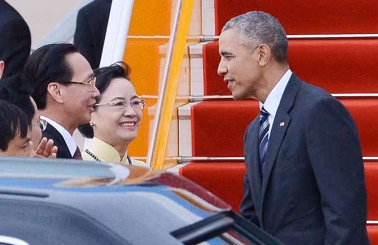 Chủ tịch Hội đồng nhân dân TP HCM Nguyễn Thị Quyết Tâm và phó chủ tịch Lê Thanh Liêm ra tận chân cầu thang máy bay đón ông Obama.