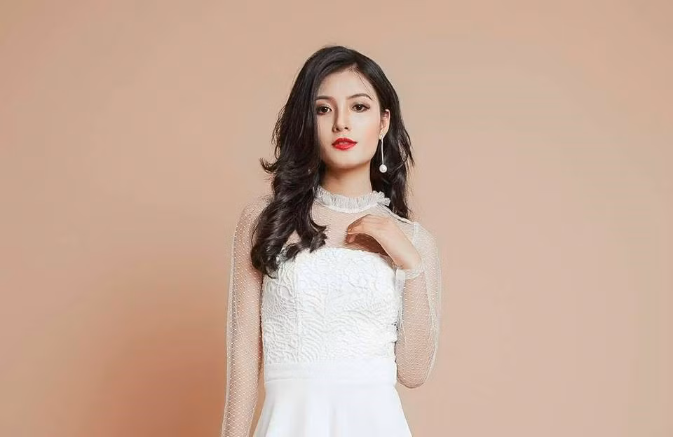 9X vừa tốt nghiệp khoa Thanh nhạc, Cao đẳng Văn hóa Nghệ thuật TP.HCM. Bên cạnh đam mê ca hát, cô cũng thể hiện năng khiếu diễn xuất khi làm diễn viên tự do, đóng quảng cáo.